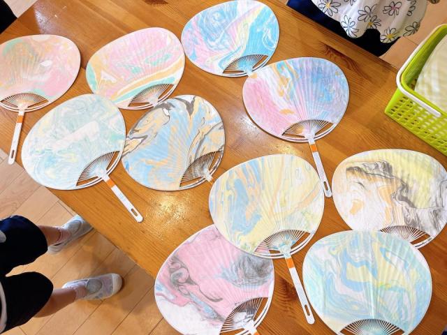 うちわを持って月曜集会♪